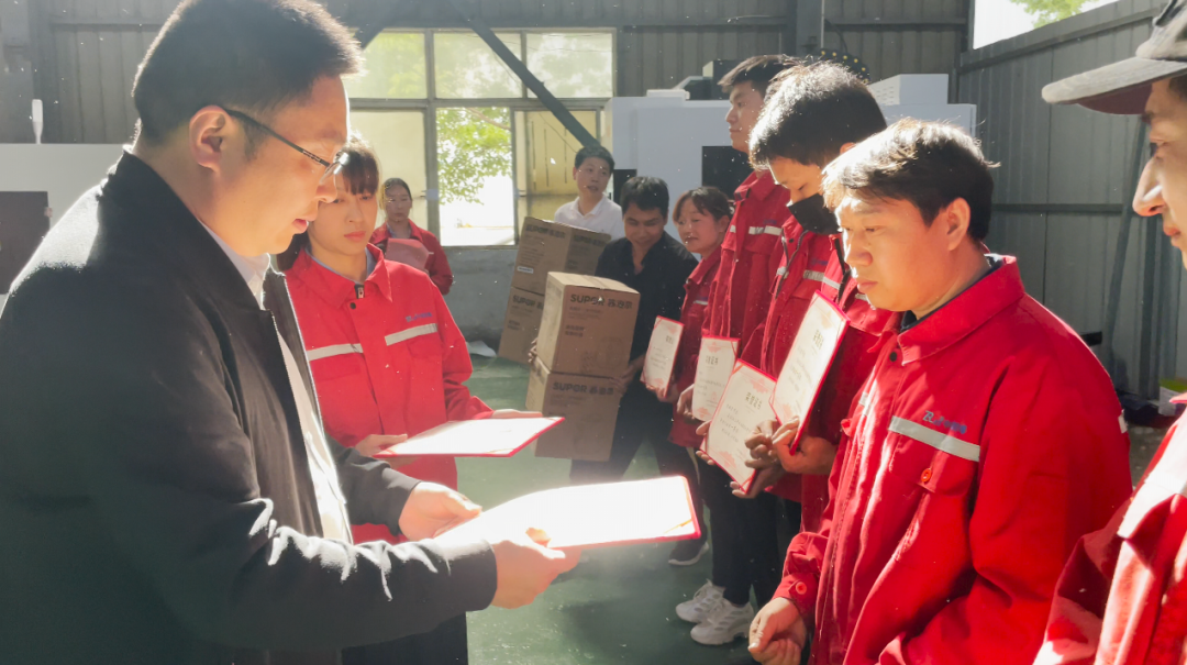 一等獎(jiǎng)?lì)C獎(jiǎng).png 一等獎(jiǎng)?lì)C獎(jiǎng).png